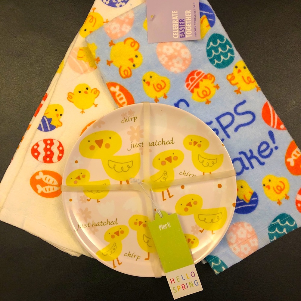 Easter plates and Tea Towels. NWT🐰🐣
